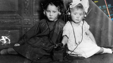 2 Mädchen mit Kopfhörern und Detektor, um 1925; © dpa/akg-images