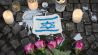 An der jüdischen Synagoge in der Oranienburger Straße stehen Kerzen und ein gestricktes Bildnis der Flagge Israels zum Gedenken an die Opfer des Terrorangriffs der Hamas; © dpa/Paul Zinken