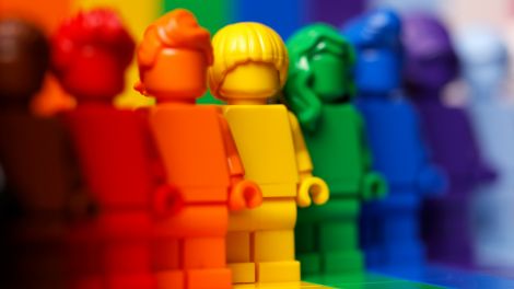 Das Lego-Set 'Jeder ist besonders' zeigt Figuren und Klemmbausteine in den Farben der Progress-Pride-Fla; © dpa/Panama Pictures/Christoph Hardt
