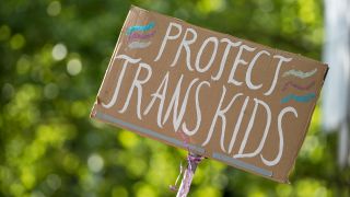 Symbolbild Demonstrationsschlild 'Protect Trans Kids'; © dpa/Flashpic/Jens Krick