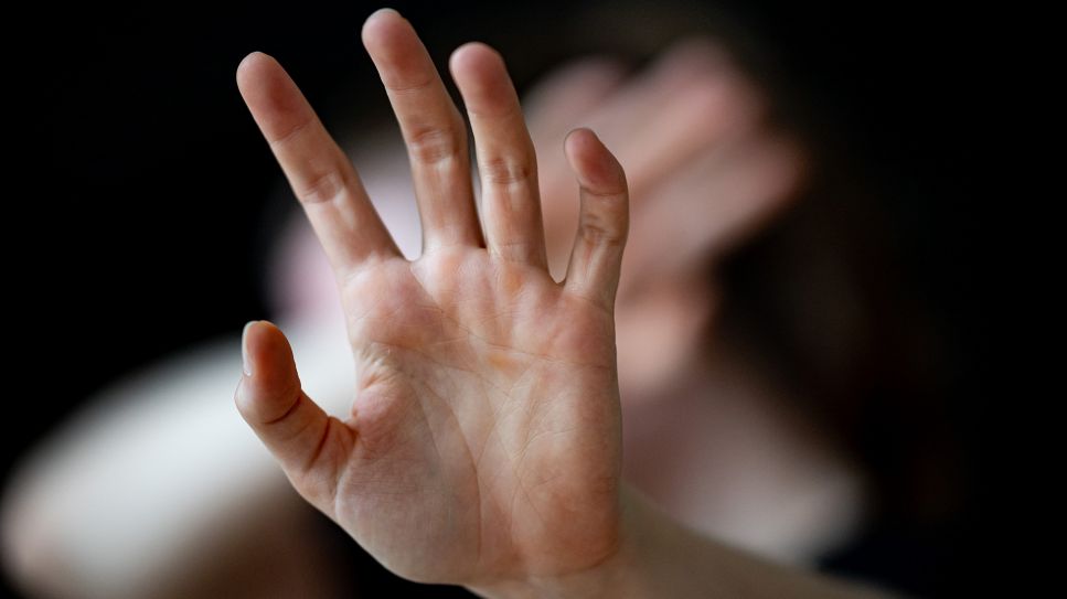 Häusliche Gewalt – Eine Frau hält ihre Hände vor das Gesicht ©
