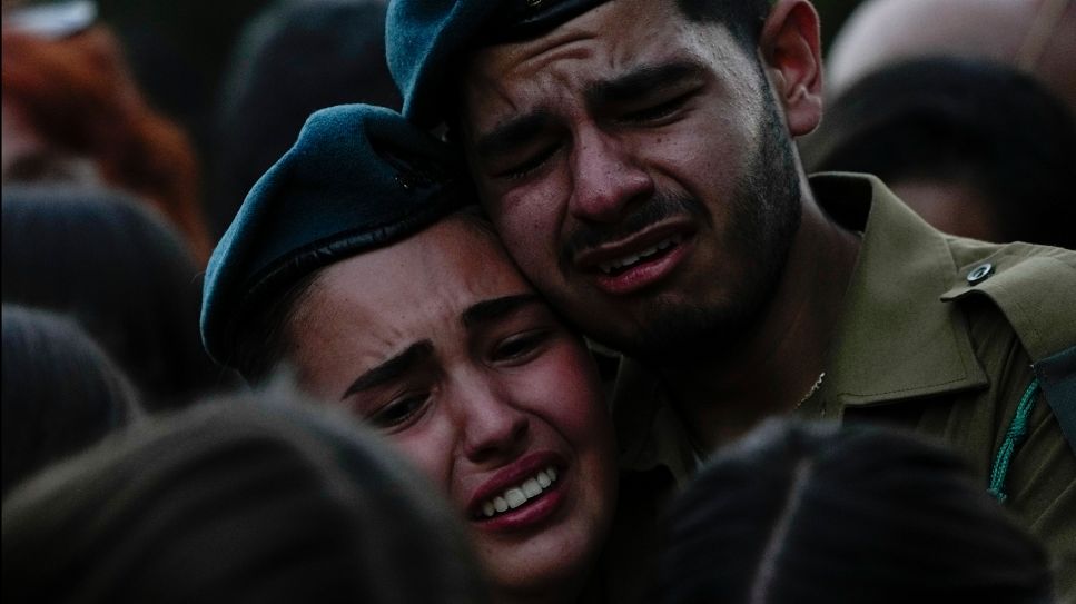 Israelische Soldaten weinen während der Beerdigung von Yam Goldstein © picture alliance/dpa/AP/Ariel Schalit