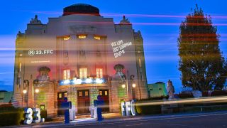 Zur Eröffnung des 33. FilmFestival Cottbus ist das Gebäude vom Staatstheater hell erleuchtet; © dpa/Patrick Pleul
