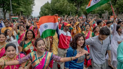 Inder zelebrieren ihren Nationalfeiertag in Berlin, 12.08.2023; © dpa/ZUMA Press Wire/Michael Künne