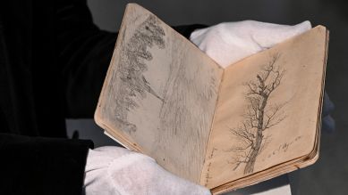 Caspar David Friedrichs Karlsruher Skizzenbuch von 1804 versteigert; © dpa/Jens Kalaene