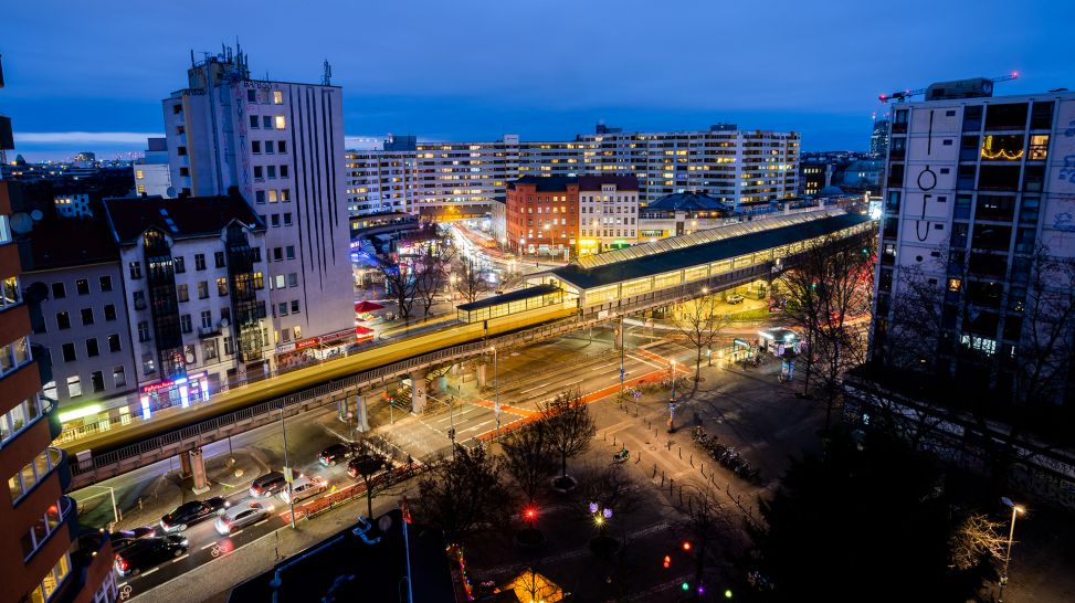 Berlin – Das Kottbusser Tor in der Abenddämmerung; © dpa/Christoph Soeder