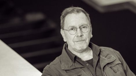 René Pollesch, Dramatiker und Theaterregisseur, steht im Schauspielhaus Nürnberg, 26.10.2020; © dpa/Daniel Karmann