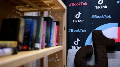 Book Tok – Bücherregal im Tik Tok Store, Stockholm, 2023; © picture alliance/TT NYHETSBYRÅN/Jessica Gow
