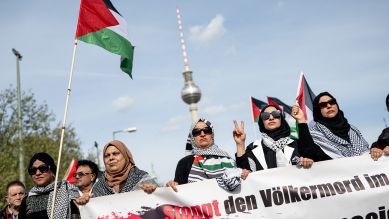 Menschen nehmen an einer Demonstration nach der Auflösung der «Palästina Konferenz» in Berlin-Mitte teil, Foto: dpa/Fabian Sommer