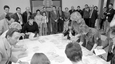 Stimmauszählung nach Kommunalwahl am 07.05.1989, Berlin-Mitte © Thomas Uhlemann / ZB / dpa