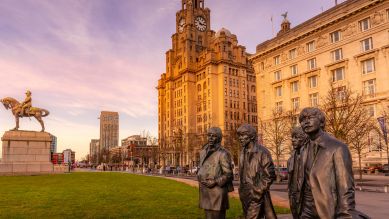 Liverpool: Beatles-Statue vor dem Royal Liver Building in Liverpool, England © Robert Harding/Frank Fell / picture alliance