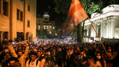 Georgien: Demo gegen das "russische Gesetz" in der Nähe des Parlamentsgebäudes in Tiflis, 02.05.24 © Zurab Tsertsvadze/AP / dpa