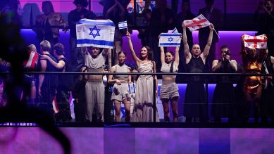 Die israelische ESC-Teilnehmerin Eden Golan (Mitte) bei der Punktevergabe des 2. ESC-Halbfinales, 09.05.24 © ASSOCIATED PRESS/ Jessica Gow / picture alliance