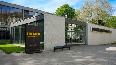 Ein Plakat „Theatertreffen“ steht vor dem Eingang des Hauses der Berliner Festspiele in der Schaperstraße © dpa/Soeren Stache
