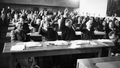 Bundesrepublik Deutschland - Parlamentarischer Rat 1948/49 Abstimmung zur dritten Lesung des Grundgesetzes, Bonn 08.05.1949; © dpa