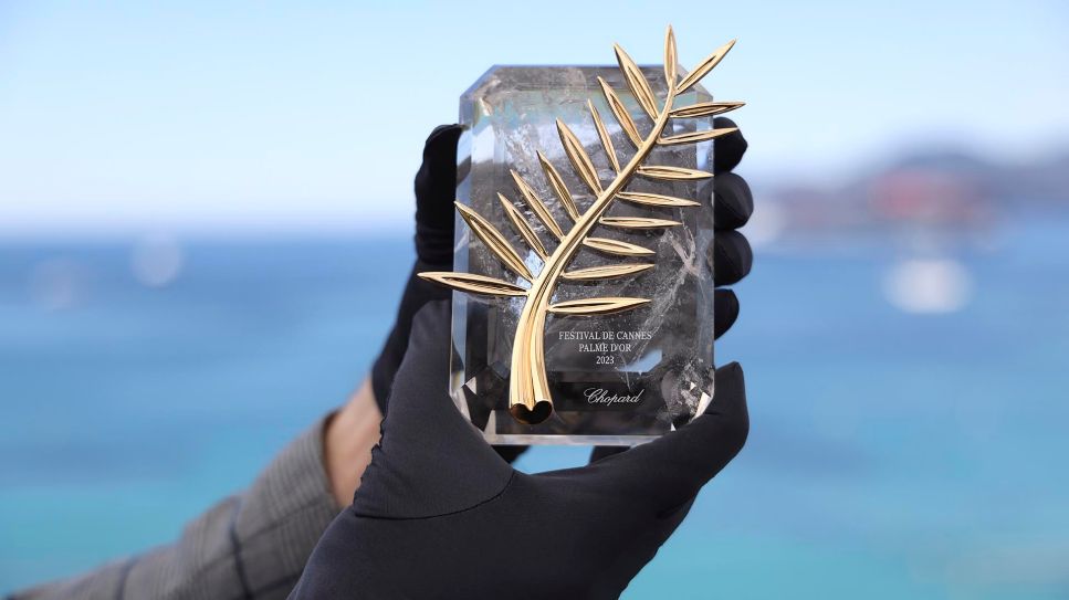 Die Auszeichnung «Goldene Palme» wird bei den 76. Internationalen Filmfestspielen in Cannes vorgestellt. © picture alliance/dpa/Invision/AP/Vianney Le Caer