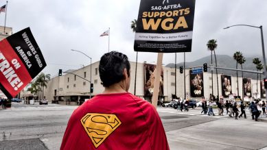 Streik in Hollywood vor den Warner Bros. Studios © Richard Vogel/AP / dpa