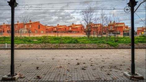 Sevilla – Blick auf Vorstadtsiedlunung von einem Bahnsteig aus; © imago-images.de/Felipe Rodriguez