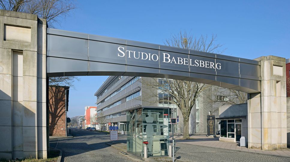 Haupteingang zu den Filmstudios in Potsdam Babelsberg © imago images/ imagebroker/ Ingo Schulz