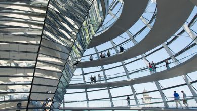 Im Inneren der Reichstagskuppel Berlin, Foto: IMAGO/Chris Cheadle