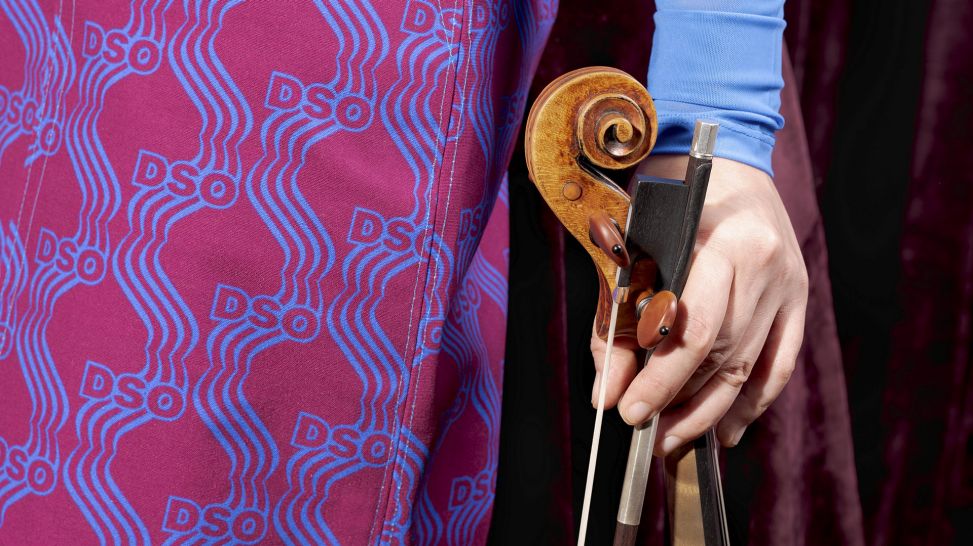 DSO Berlin - Konzertmeisterin Byol Kang, Detail Violine, Rock mit DSO-Muster; © Valentin Seuss