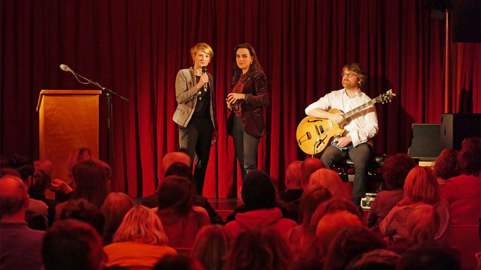 Anne-Dore Krohn und Sannah Jahncke auf der Bühne im Roten Salon © Thomas Ernst