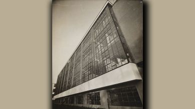 Bröhan Museum: Lucia Moholy - Bauhausgebäude Dessau von Walter Gropius (Architekt), Werkstattfassade, 1926, Galerie Derda Berlin © VG Bild-Kunst, Bonn 2022