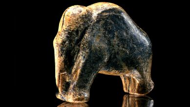 Etwa 35.000 Jahre altes Mammut aus Mammutelfenbein, das in der Vogelherd-Höhle gefunden wurde;Foto: © dpa-Bildfunk