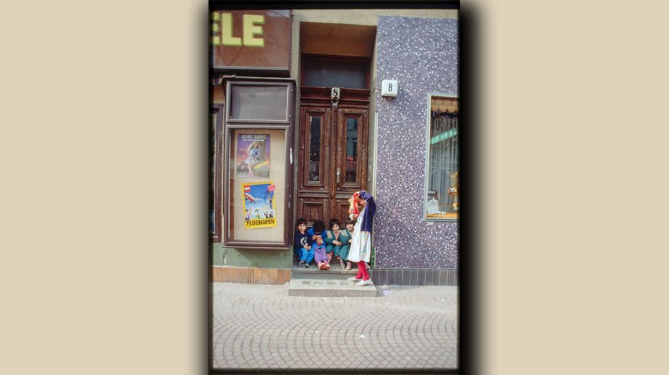 Ergun Çağatay: Kinder vor einem Hauseingang, Berlin-Kreuzberg © Ergun Çağatay/Fotoarchiv Ruhr Museum/Stadtmuseum Berlin/Stiftung Historische Museen Hamburg