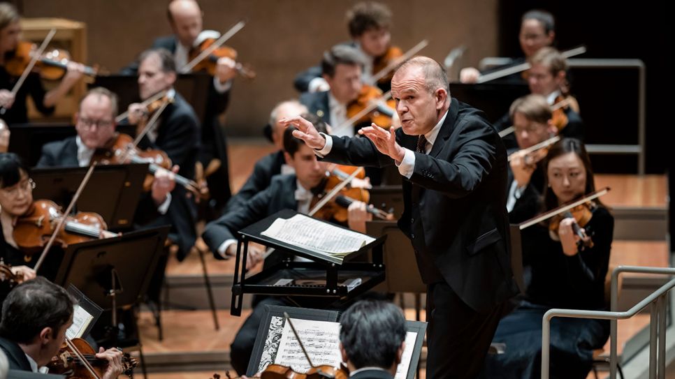 François-Xavier Roth dirigiert die Berliner Philharmoniker, 20.10.2022 © Stephan Rabold