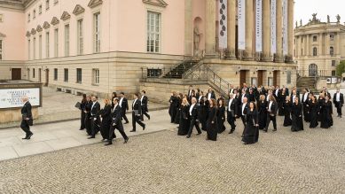 Staatsopernchor vor der Berliner Staatsoper; © Peter Adamik/Staatsoper Berlin