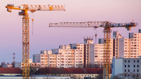 Baukräne vor einer Wohnsiedlung in Berlin © Fernando Gutierrez-Juarez/dpa