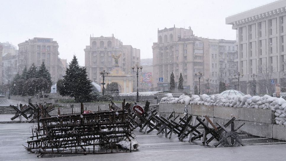Kyjiw im Krieg – Schnee auf Barrikaden; © Yevgenia Belorusets