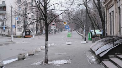 Straße in Kiew während des Krieges; © Yevgenia Belorusets