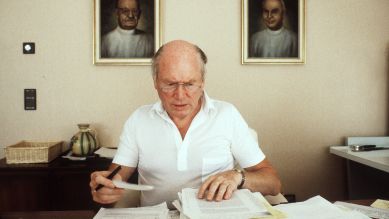 Prof. Dr. Karl-Heinz Julius Hackethal am Schreibtisch seiner Klinik am Chiemsee (1984), Foto: dpa/SVEN SIMON