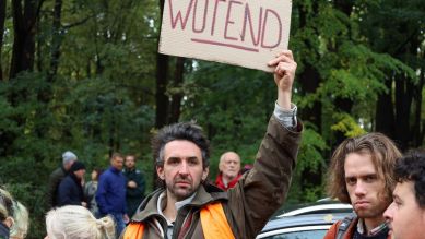 Raphael Thelen hält ein Schild mit der Aufschrift "wütend" in die Höhe, Foto: privat