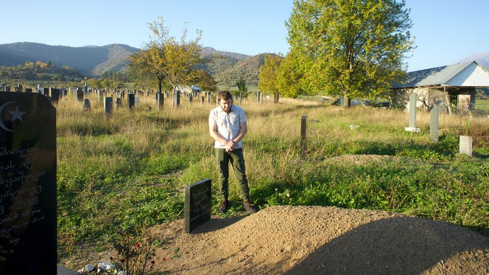 Grab des Mordopfers Changoschwilis mit einem Familienangehörigen, Friedhof in Duisi Georgien © Gesine Dornblüth 