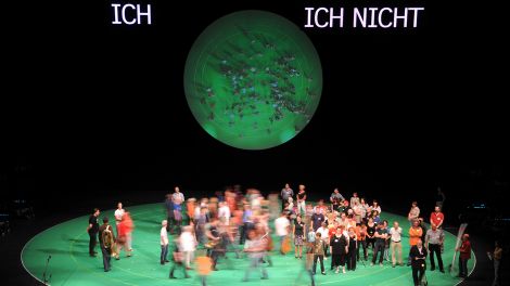 Laien auf der Bühne: im Badischen Staatstheater Karlsruhe wird das Stück "100 Prozent Karlsruhe" des Berliner Regie-Trios Rimini Protokoll geprobt; © dpa/Uli Deck