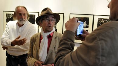 Norbert Bunge (li.) in der Argus Galerie bei der Vernissage der Ausstellung von Arbeiten des Magnum Fotografen Rene Burri (Mitte) 2010 © imago stock&people