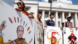 Ukrainische Aktivisten protestieren mit "Spielkarten" in Kiew gegen den russischen Präsidenten Putin © Pavlo Gonchar