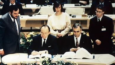 Bundesaussenminister Hans-Dietrich Genscher (l) und Bundesfinanzminster Theo Waigel (r) unterzeichnen am 7. Februar 1992 den Vertrag zur Wirtschafts- und Währungsunion der Europäischen Gemeinschaft in Maastricht © epa