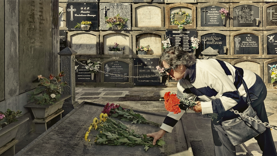 Pino Sosa legt Blumen am Grab ihres von Franquisten ermordeten Vaters nieder; © Lukas Grasberger