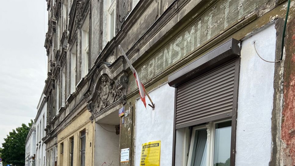 Wroclaw – Hausfassade mit der deutschen Aufschrift Lebensmittelladen © Kamil Majchrzak