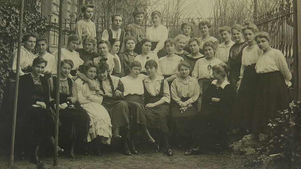 Anna Seghers - damals noch Netty Reiling (Mitte, mit Brosche) - und andere Schülerinnen während des ersten Weltkriegs. © Privat"