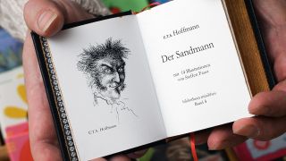 E.T.A. Hoffmanns Werk "Der Sandmann" © dpa/Soeren Stache