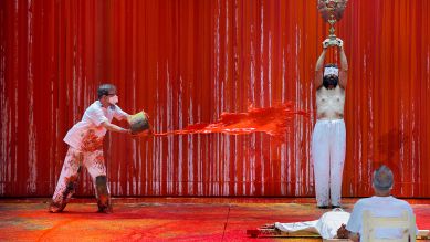 "Die Walküre" bei den Bayreuther Festspielen 2021 mit einem Bühnenbild von Hermann Nitsch © Enrico Nawrath