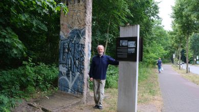 Michael Cramer steht neben einem Mauerrest am Buschgraben zwischen Zehlendorf und Kleinmachnow © Michaela Gericke