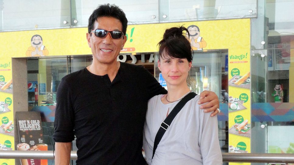 Geleg Chodak und die Autorin Nathalie Nad-Abonji am Flughafen © rbb/privat