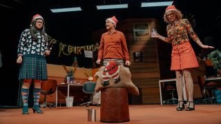 "Die Weihnachtsfeier" im Renaissance-Theater, v.l. Noëlle Haeseling, Harald Schrott, Inka Friedrich © Foto: Ann-Marie Schwanke / Siegersbusch