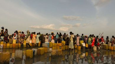 Wasserstelle in einem Flüchtlingscamp, Südsudan, 2014; © Roland Brockmann/Welthungerhilfe